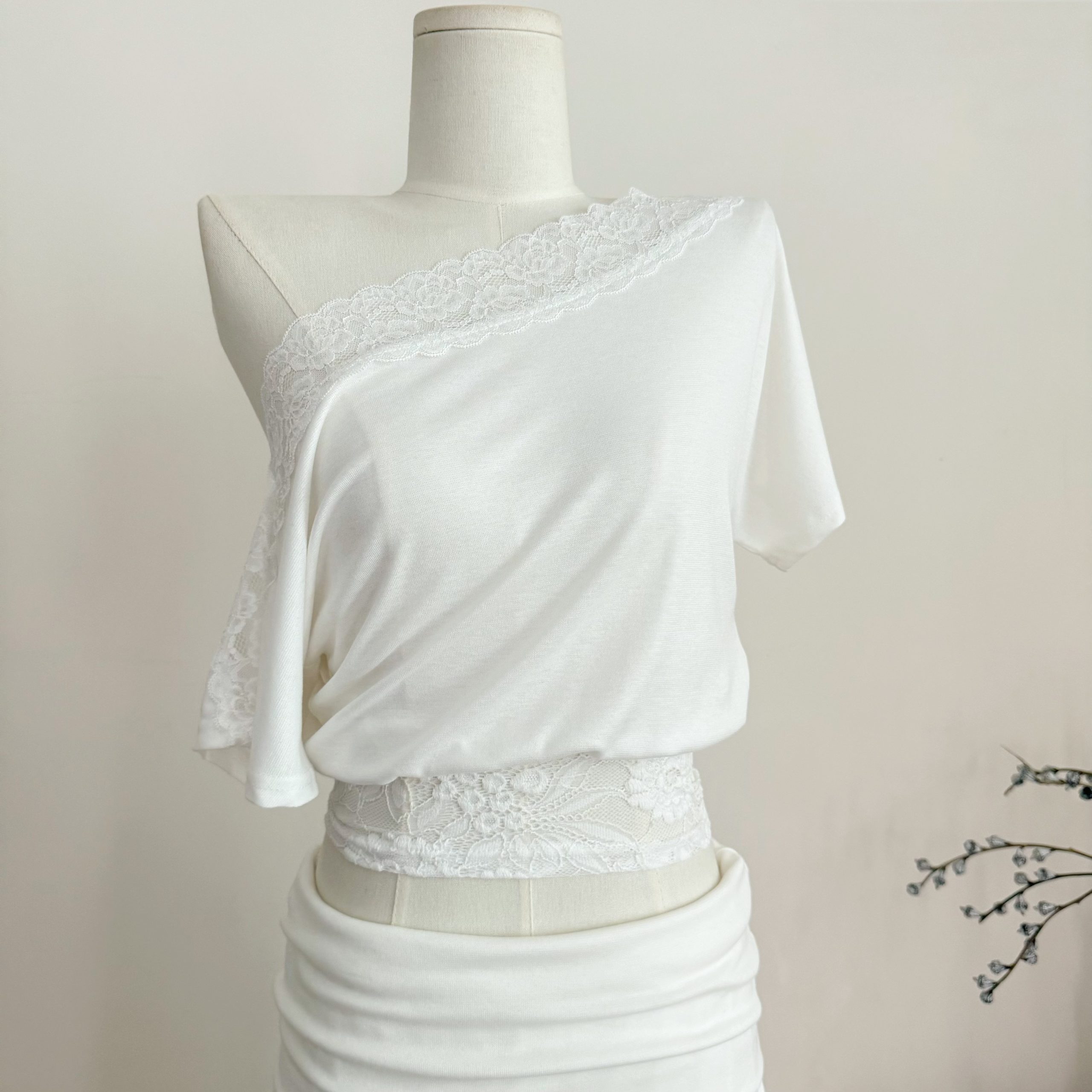 Women's One-Shoulder Lace Spliced Short Sleeve T-Shirt with Waist-Cinching Slimming Design - Image 3