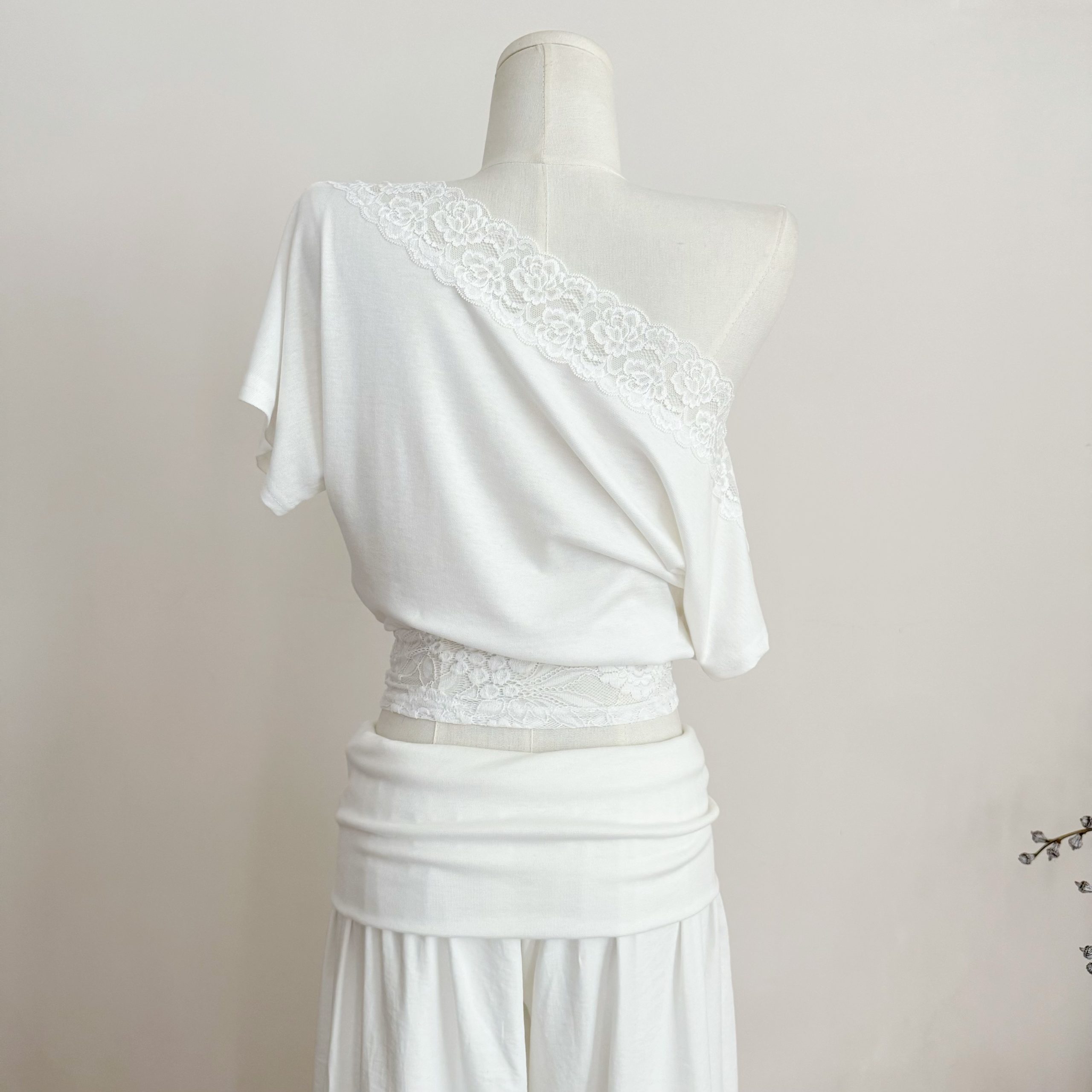 Women's One-Shoulder Lace Spliced Short Sleeve T-Shirt with Waist-Cinching Slimming Design - Image 4