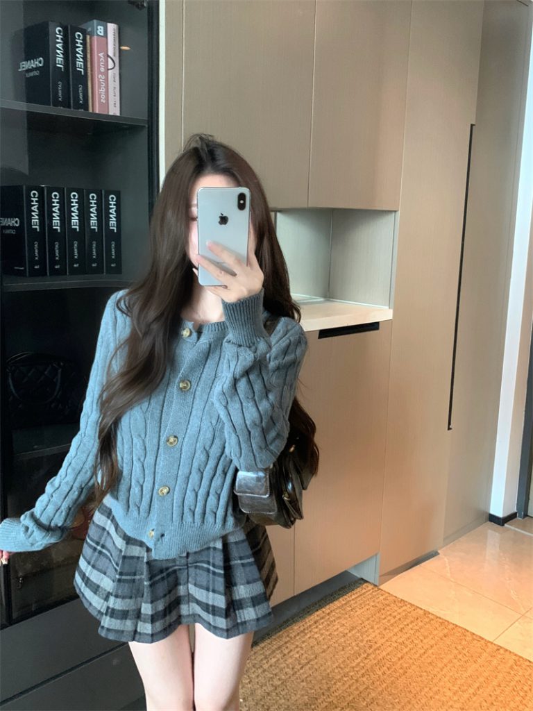 Cable Knit Round Neck Sweater Cardigan for Women