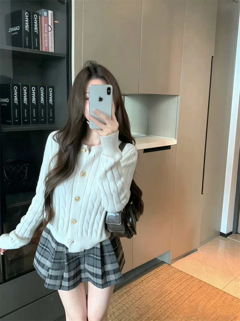 Cable Knit Round Neck Sweater Cardigan for Women - Image 4